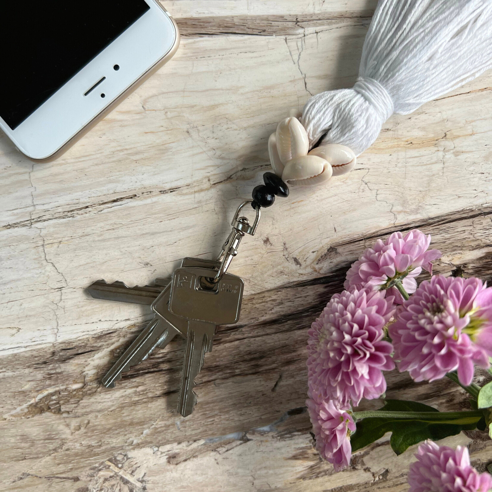 Bazar Bizar Antwerp The Cowrie Tassel Keychain - White