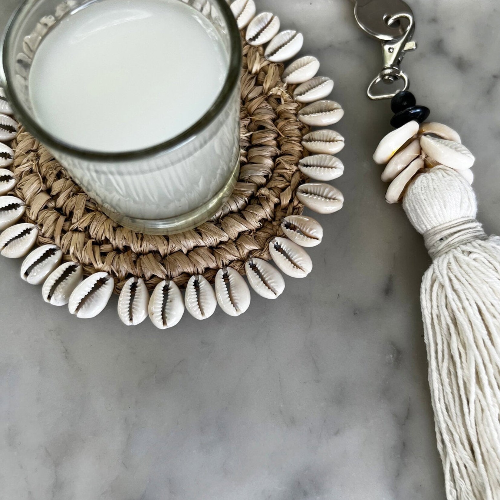 Bazar Bizar Antwerp The Cowrie Tassel Keychain - White