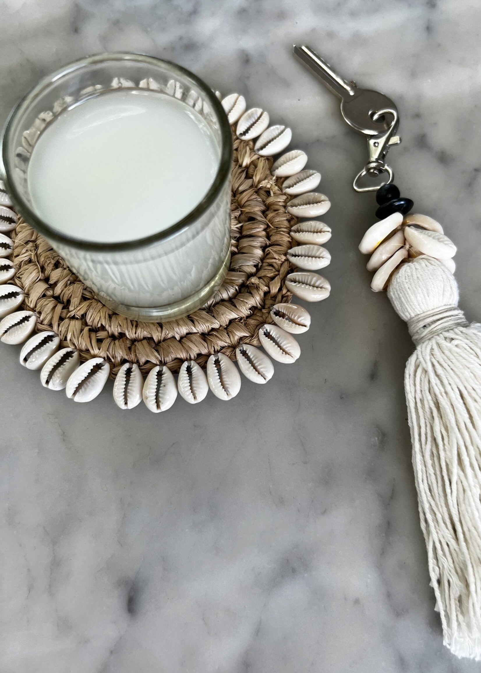 Bazar Bizar Antwerp The Cowrie Tassel Keychain - White
