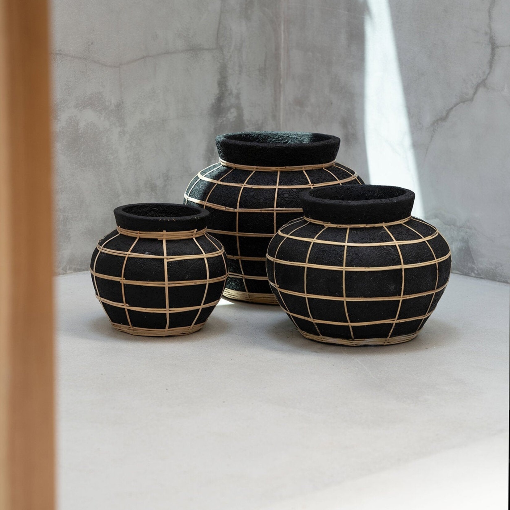 Bazar Bizar Antwerp The Belly Vase - Black Natural - S
