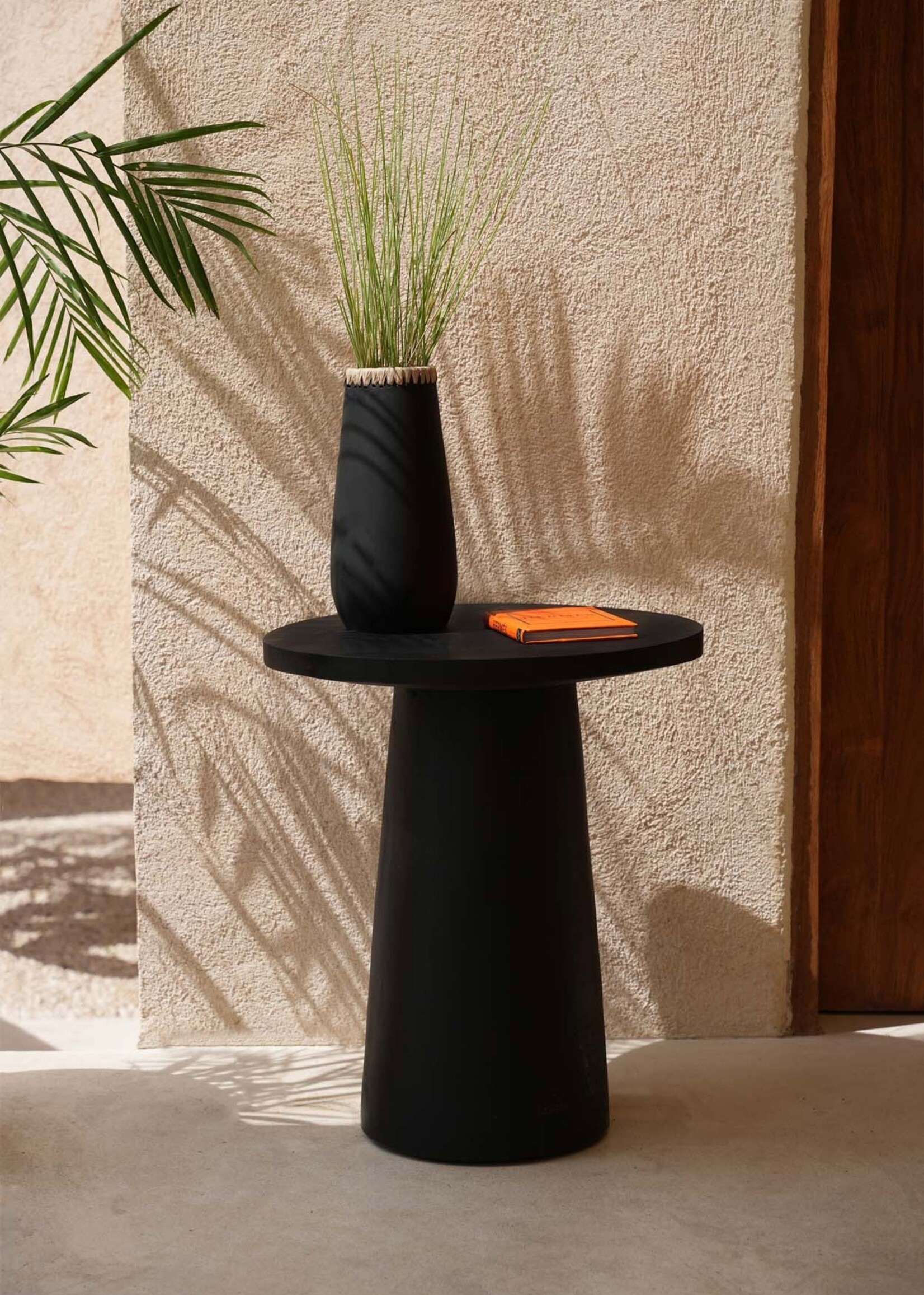 Bazar Bizar Antwerp The Sneaky Vase - Black Natural - L