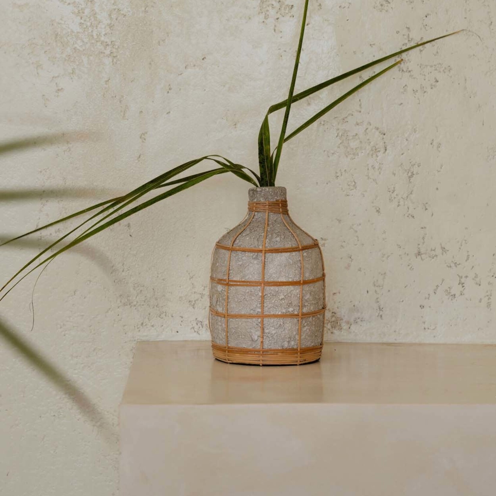 Bazar Bizar Antwerp The Whoopy Vase - Concrete Natural - L
