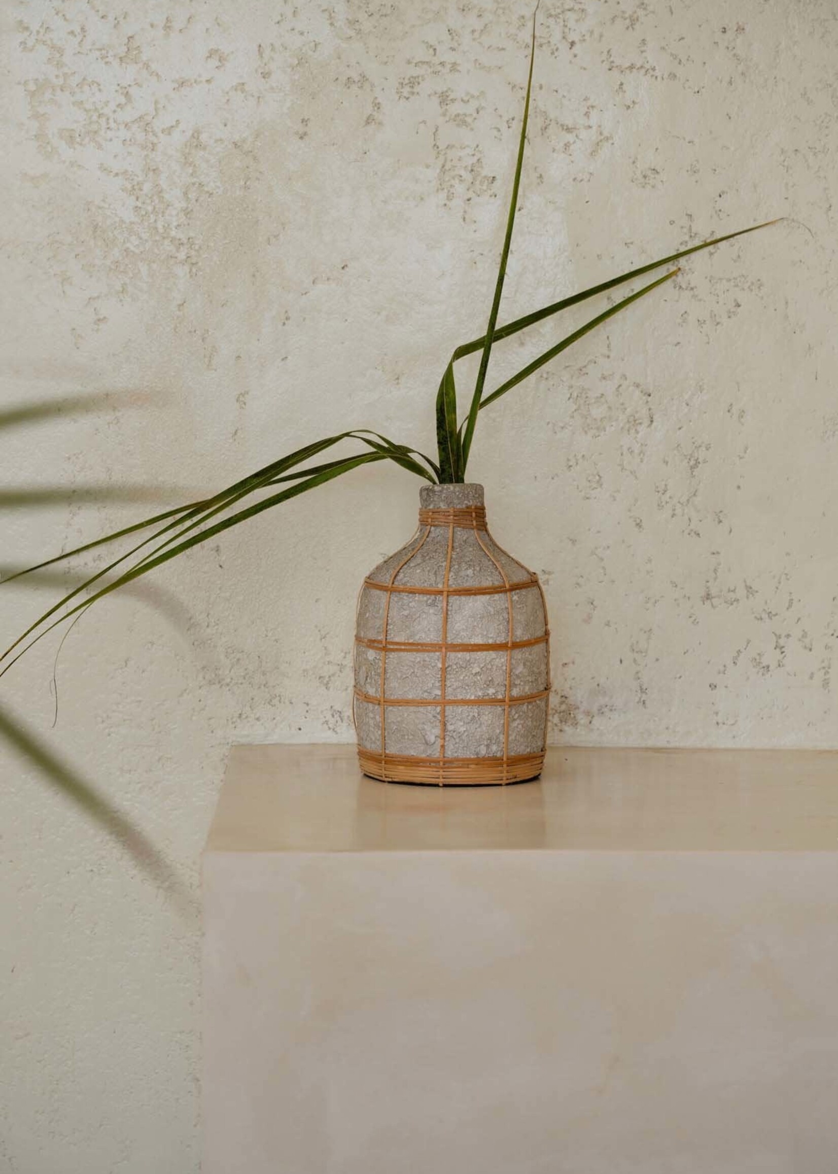 Bazar Bizar Antwerp The Whoopy Vase - Concrete Natural - L
