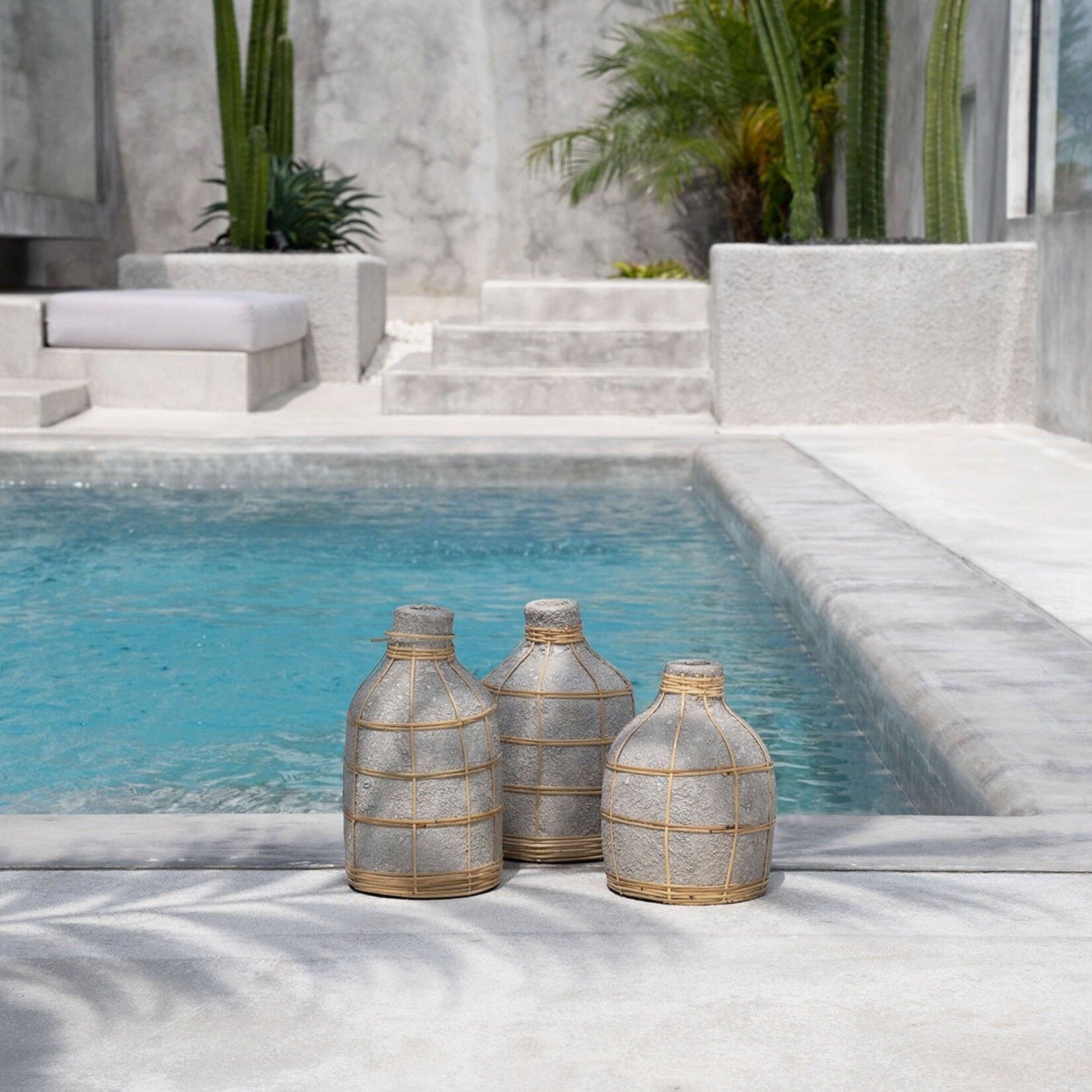 Bazar Bizar Antwerp The Whoopy Vase - Concrete Natural - L