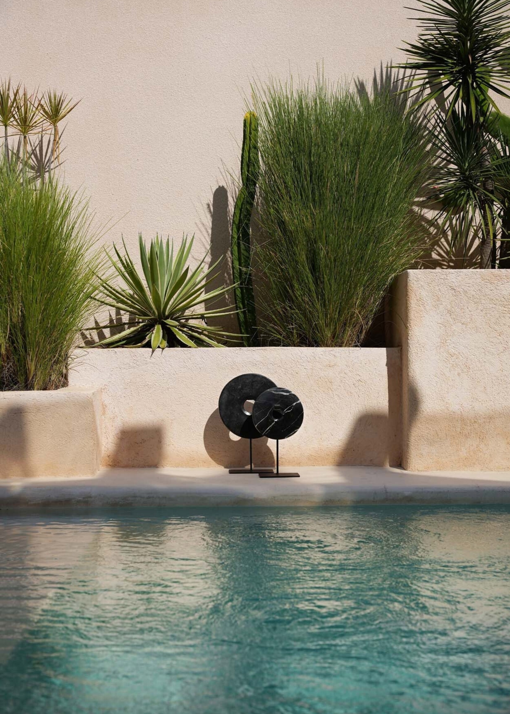 Bazar Bizar Antwerp The Marble Disc on Stand - Black - M