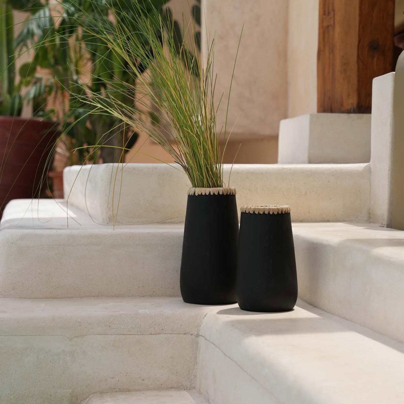 Bazar Bizar Antwerp The Sneaky Vase - Black Natural - S