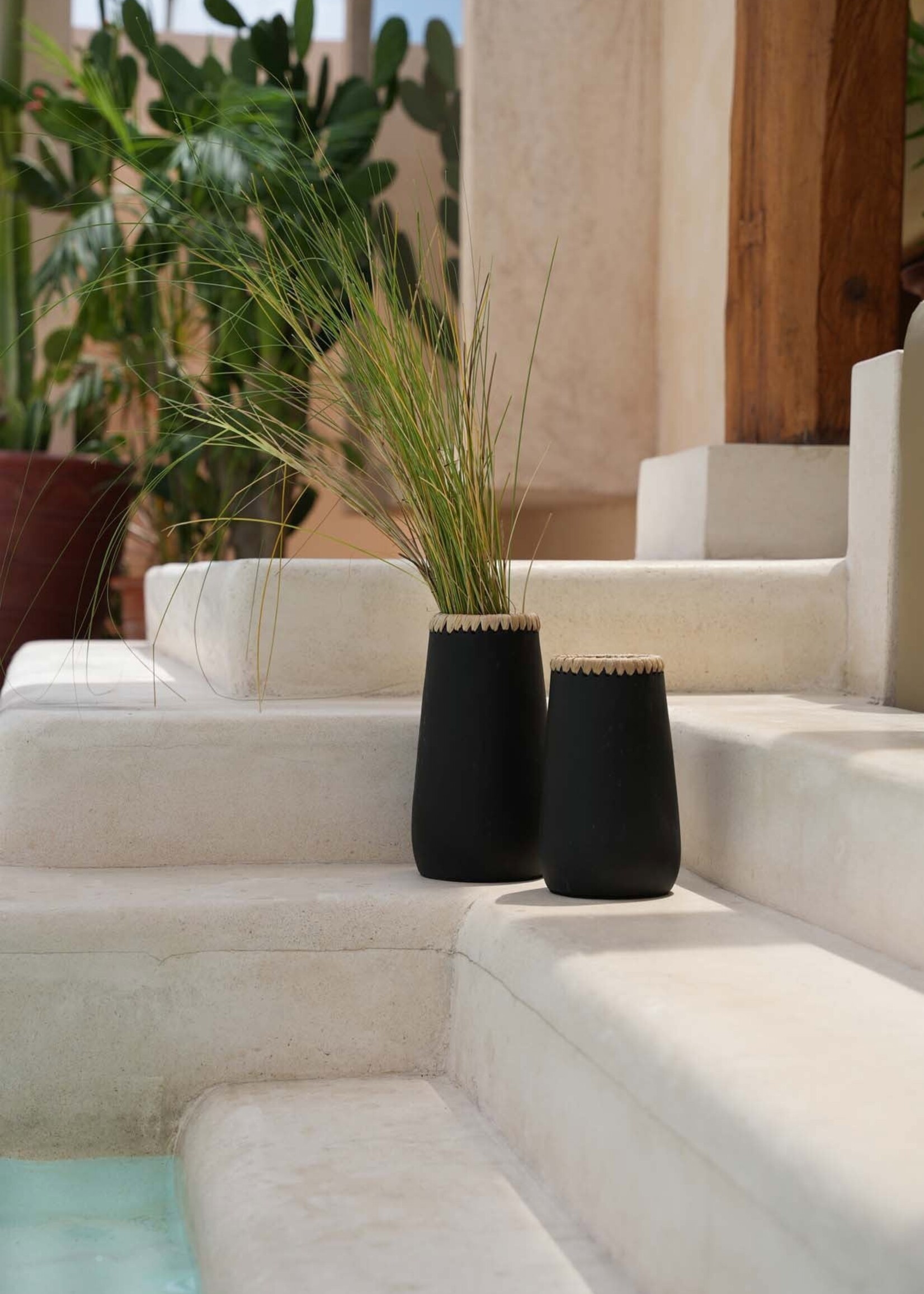 Bazar Bizar Antwerp The Sneaky Vase - Black Natural - S