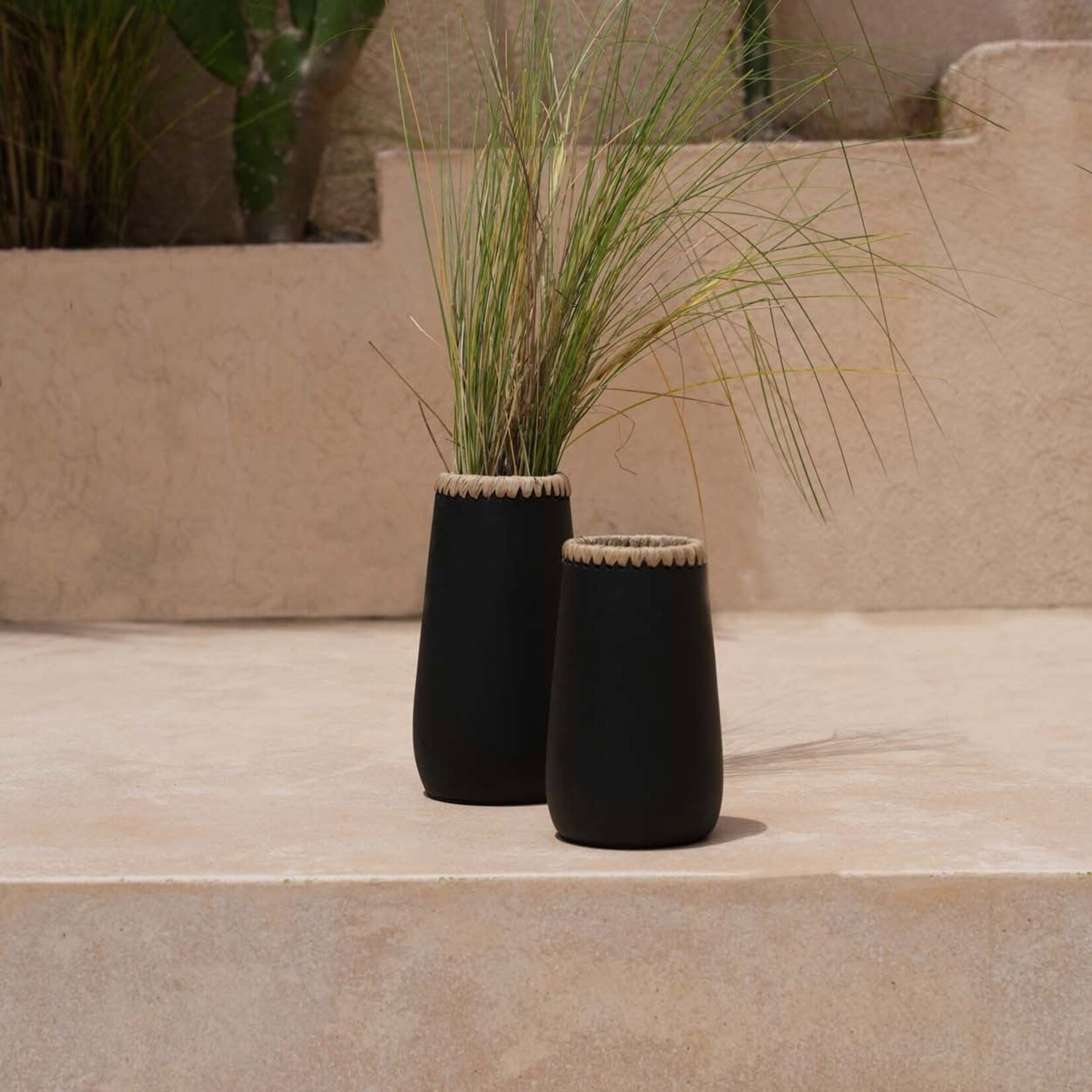Bazar Bizar Antwerp The Sneaky Vase - Black Natural - S