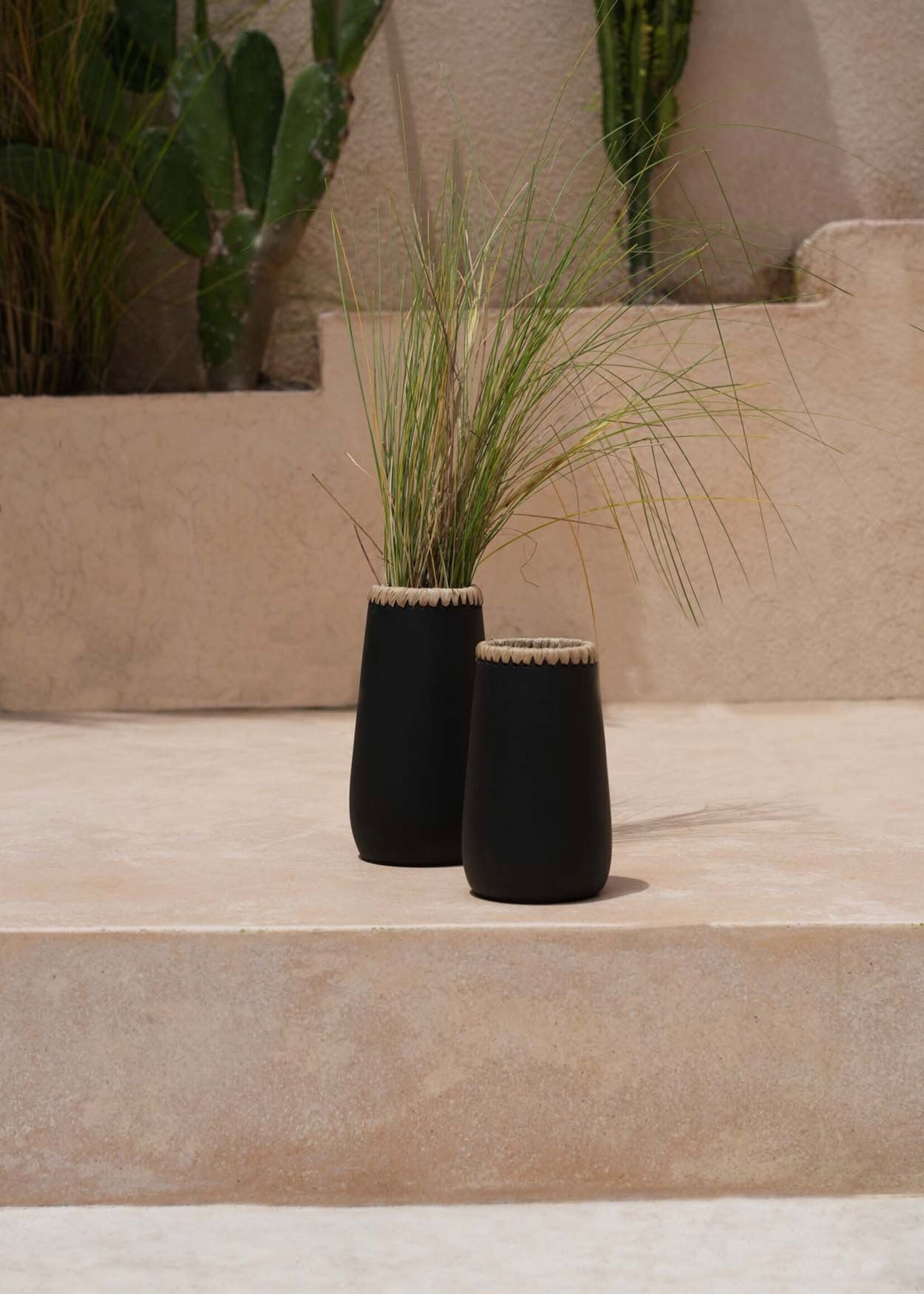 Bazar Bizar Antwerp The Sneaky Vase - Black Natural - S