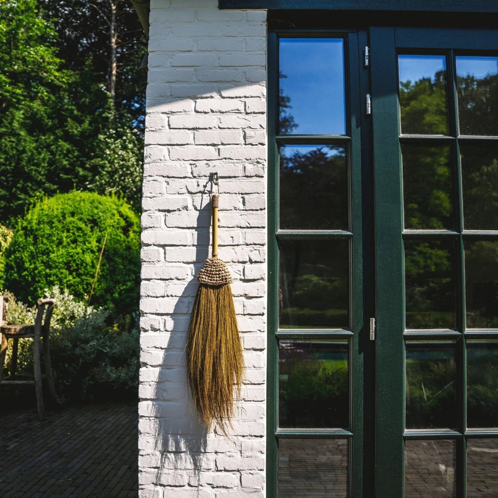Bazar Bizar Antwerp The Raffia Broom - Natural