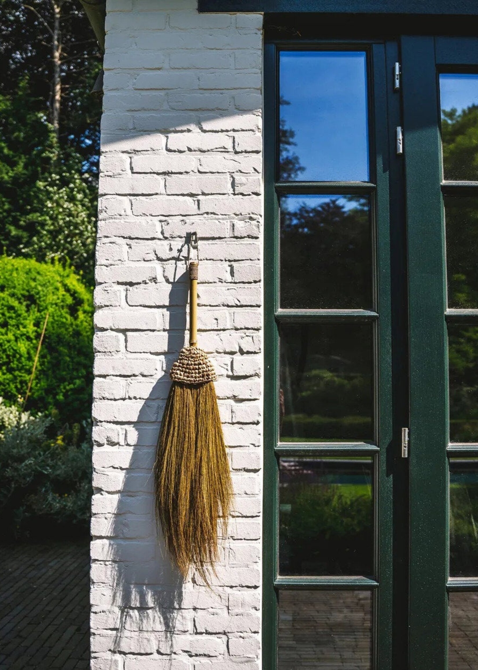 Bazar Bizar Antwerp The Raffia Broom - Natural