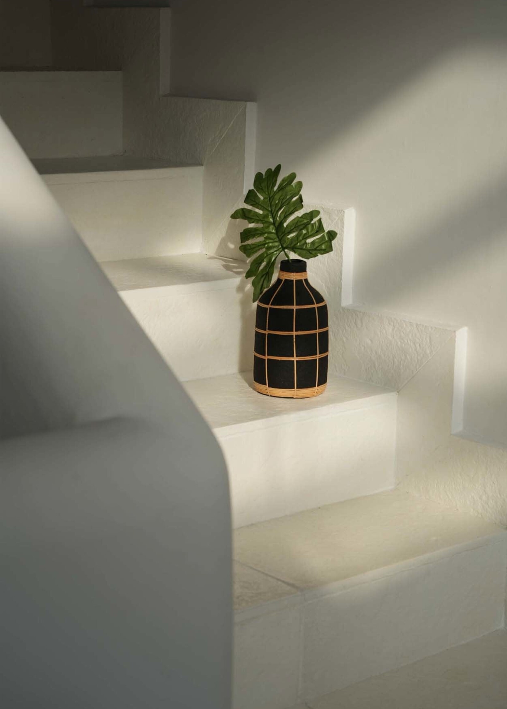 Bazar Bizar Antwerp The Whoopy Vase - Black Natural - L