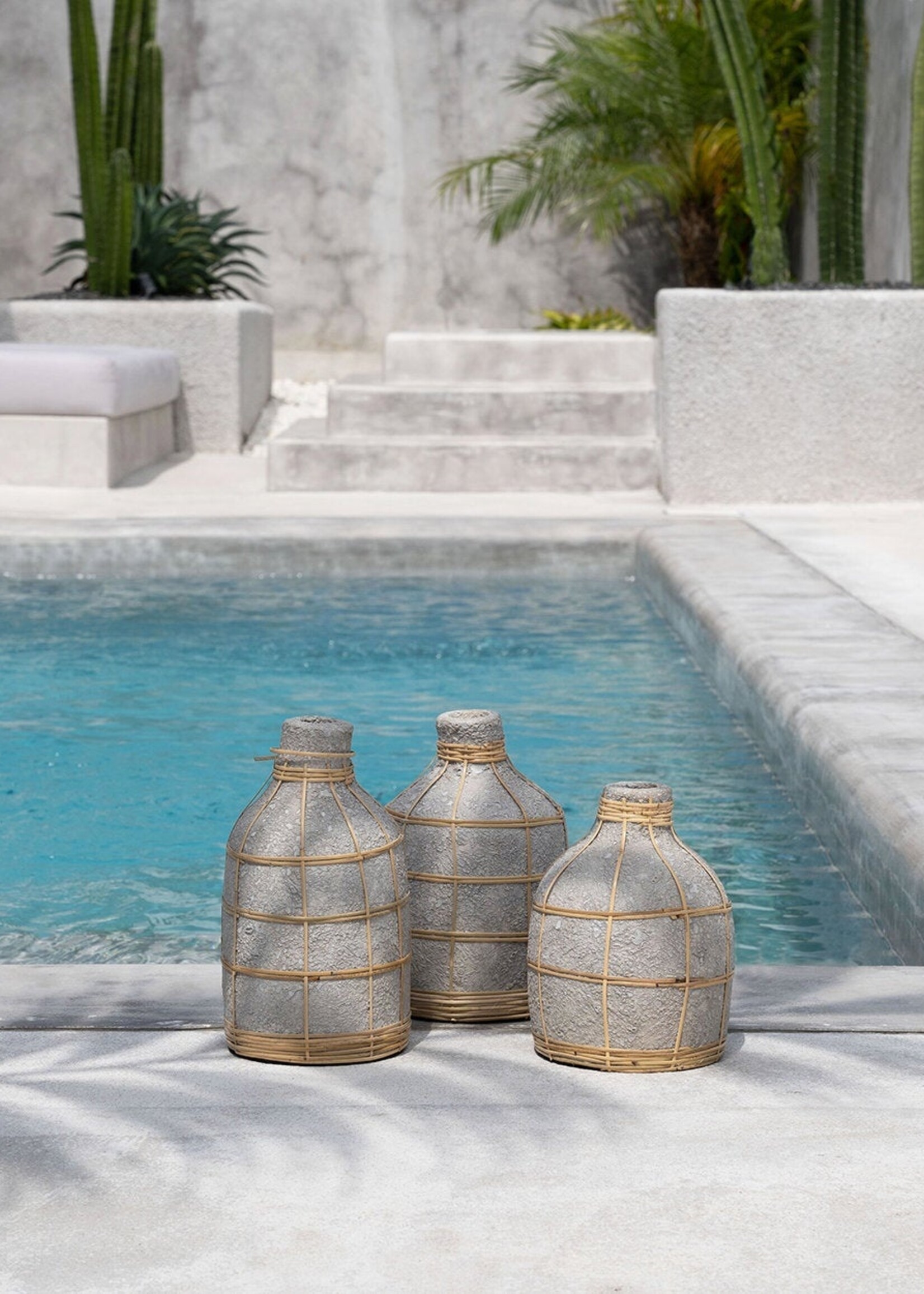 Bazar Bizar Antwerp The Whoopy Vase - Concrete Natural - M
