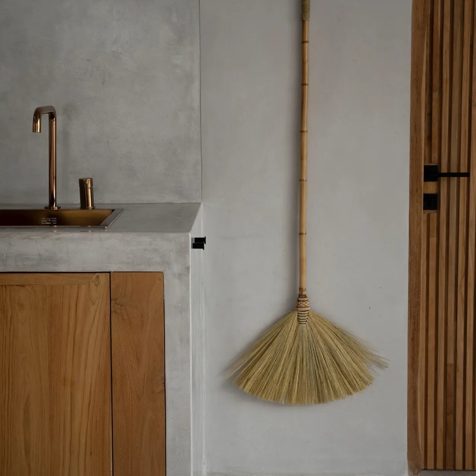 Bazar Bizar Antwerp The Big Broom - Natural