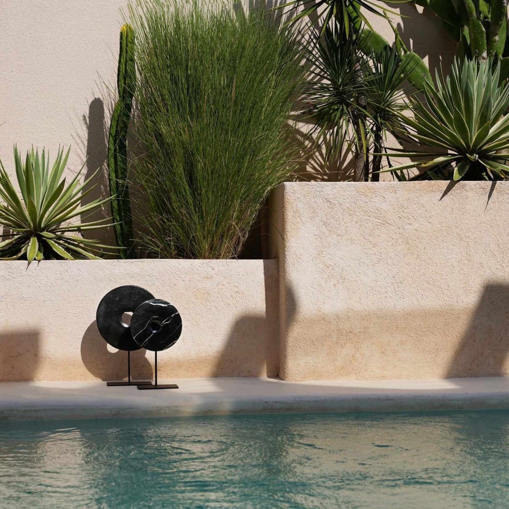 Bazar Bizar Antwerp The Marble Disc on Stand - Black - L