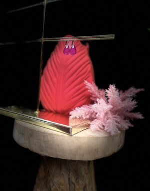 Oorbellen steen magenta klein