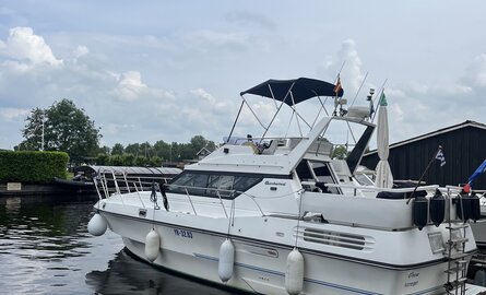 Montage eines Edelstahl-Biminitops auf einer Flybridge