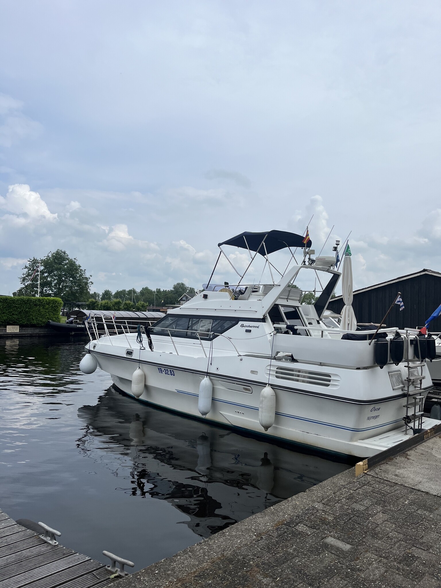 Montage eines Edelstahl-Biminitops auf einer Flybridge