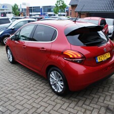 Peugeot 208 1.2 PureTech Allure 2018 17113km Airco, cruise, navi