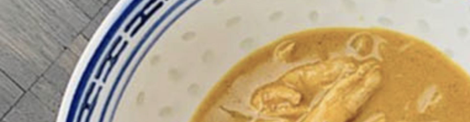 Thaise kip curry en kokosmelk in de wok