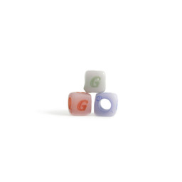 Cuenta DQ G. Letter alphabet bead plastic square 7mm opening 4mm assorted colors p. 25 pieces