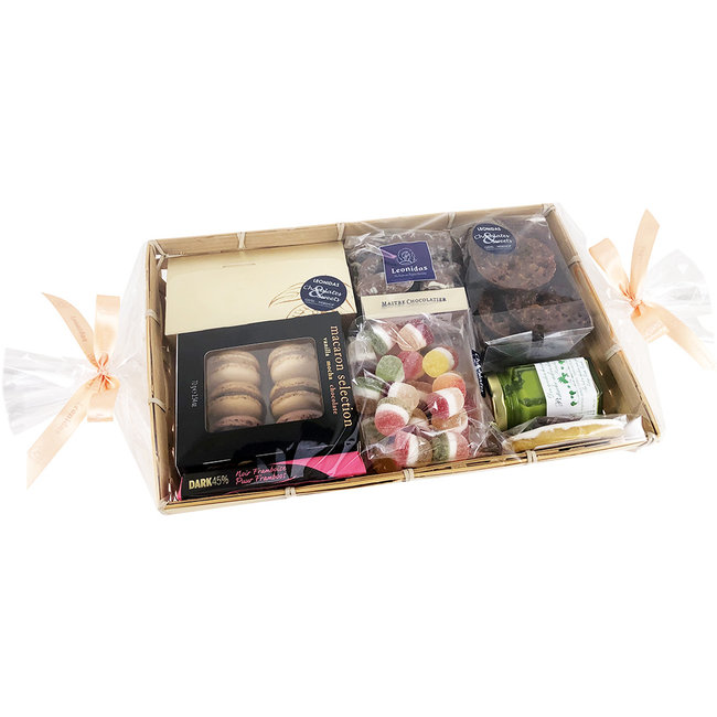 Panier Cadeau garni de chocolats et gourmandises - Taille L