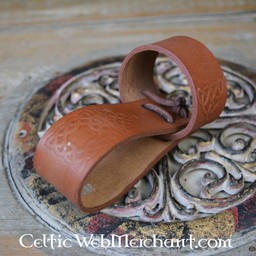 Drinking horn holder with Celtic knots