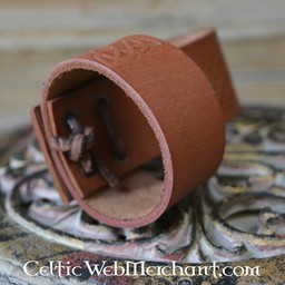 Drinking horn holder with Celtic knots