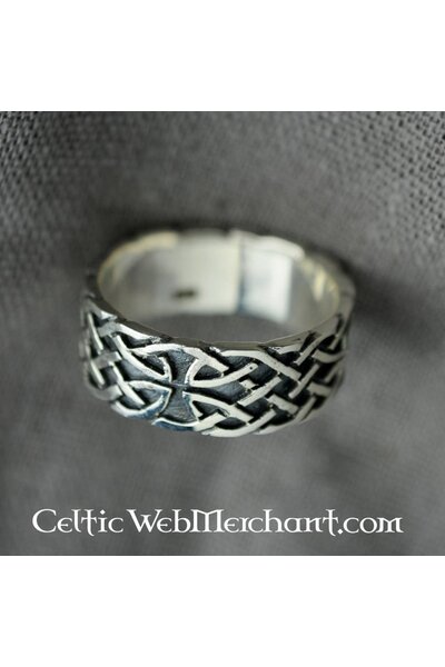 Celtic ring with knot motive