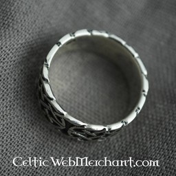 Celtic ring with knot motive