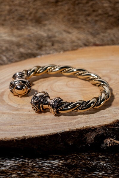 Celtic bracelet with spirals