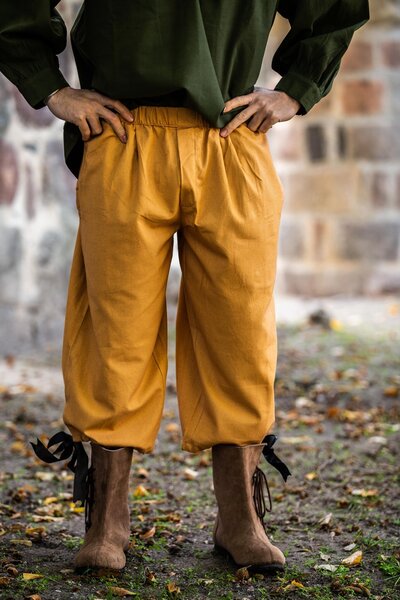 Three-quarter trousers, honey brown