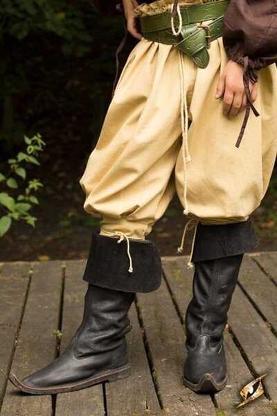 15th century boots black