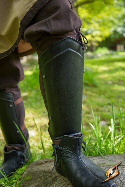 Scout medieval greaves black