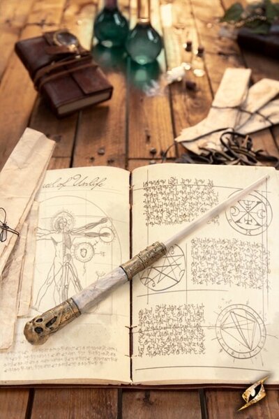 Wand Necronomicon, white