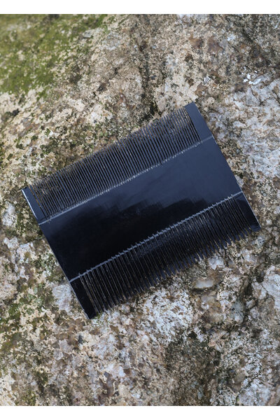 Double comb, horn