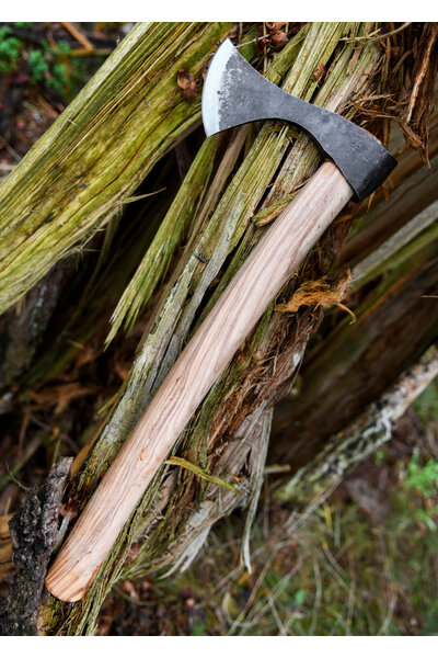 Franciska throwing axe