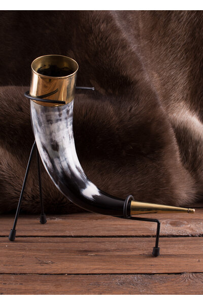 Decorated drinkinghorn with stand