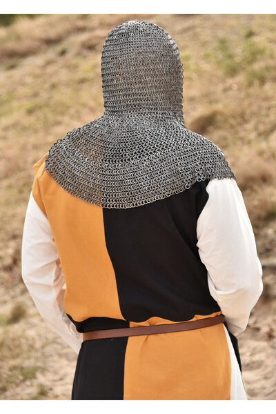 Coif with square neck, mixed flat ring-wedge rivets 8mm