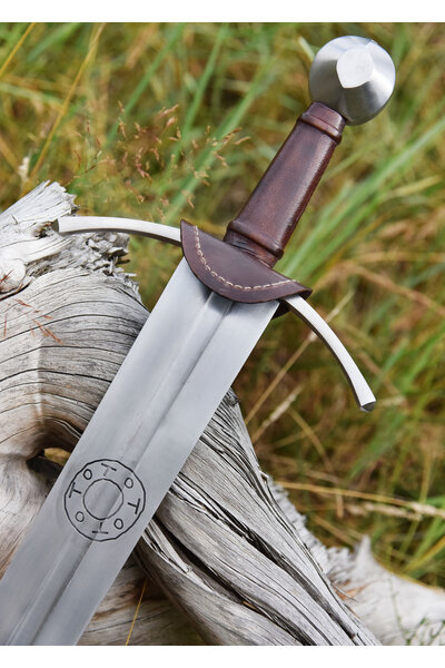 Toto knight sword with scabbard, 13th/14th century