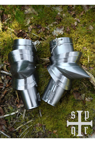 Gothic arm armor with pointed couters