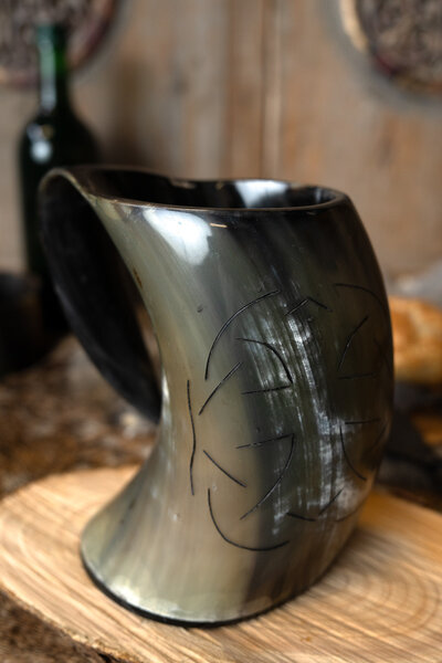Horn mug with Celtic motif