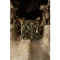 Belt fitting backward-looking animal