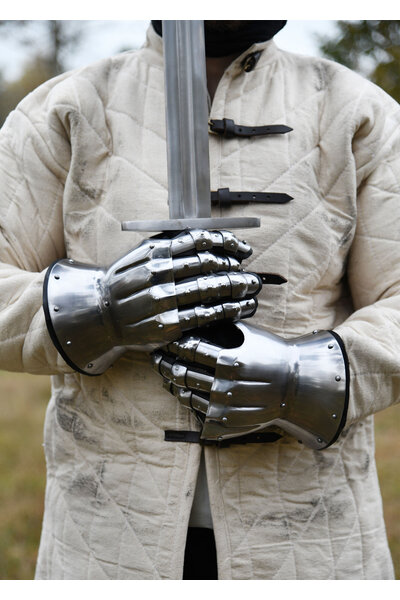 Hourglass gauntlets 1350-1410