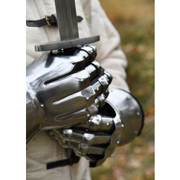 Hourglass gauntlets 1350-1410