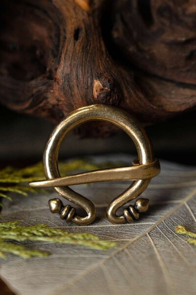 Small Roman Omega brooch