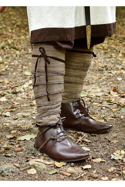 Leg wrappings with herringbone motive