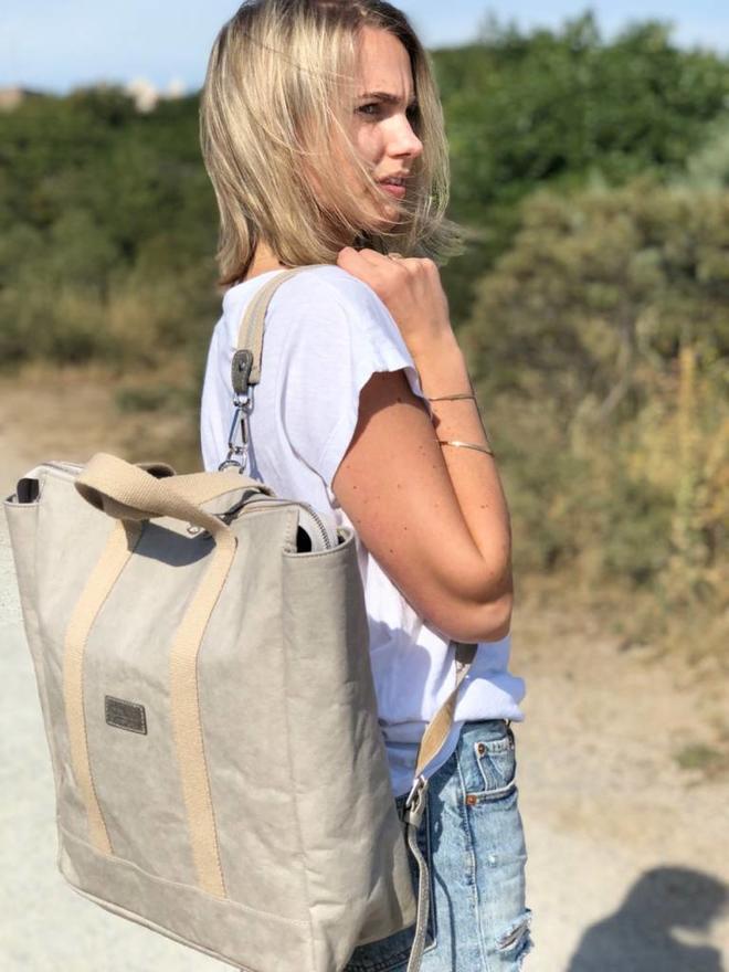 Uashmama Large Zip-Up Backpack