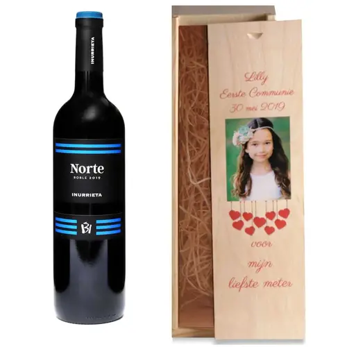 Rode wijn in houten kist met foto