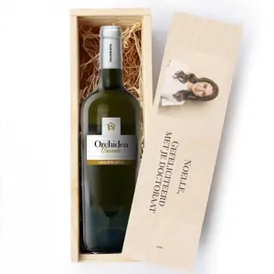 Vin blanc dans caisse en bois avec photo